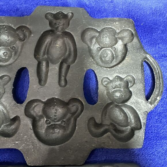 Vintage Gingerbread Man & Teddy Bear Cast Iron Cornbread Muffin Cake Pan Candle - Picture 3 of 11